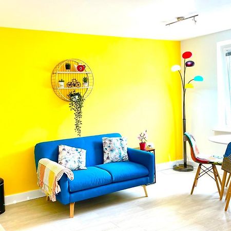 Апартаменты Modern Townhouse, Sleeps 4 With Parking Вэйкфильд Экстерьер фото