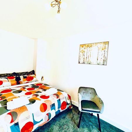 Апартаменты Modern Townhouse, Sleeps 4 With Parking Вэйкфильд Экстерьер фото
