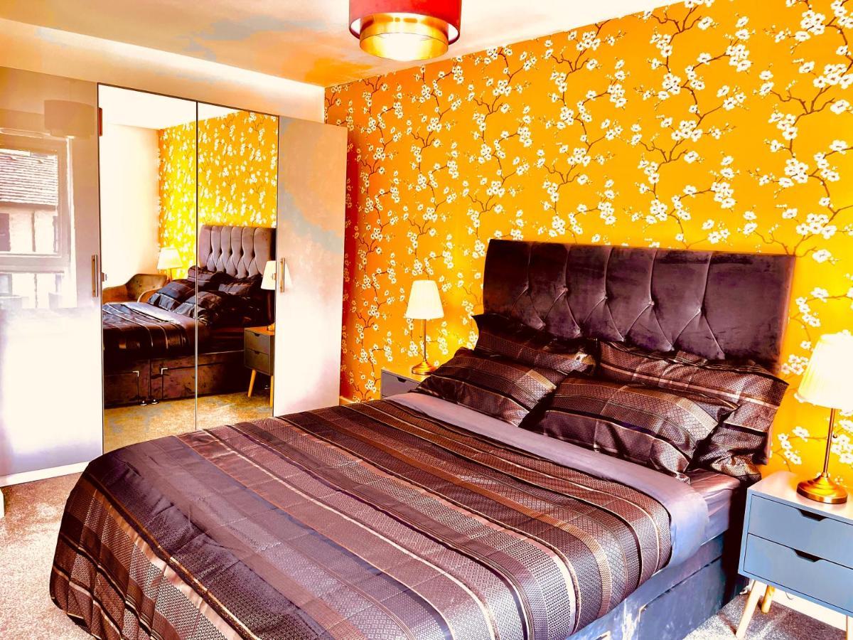 Апартаменты Modern Townhouse, Sleeps 4 With Parking Вэйкфильд Экстерьер фото