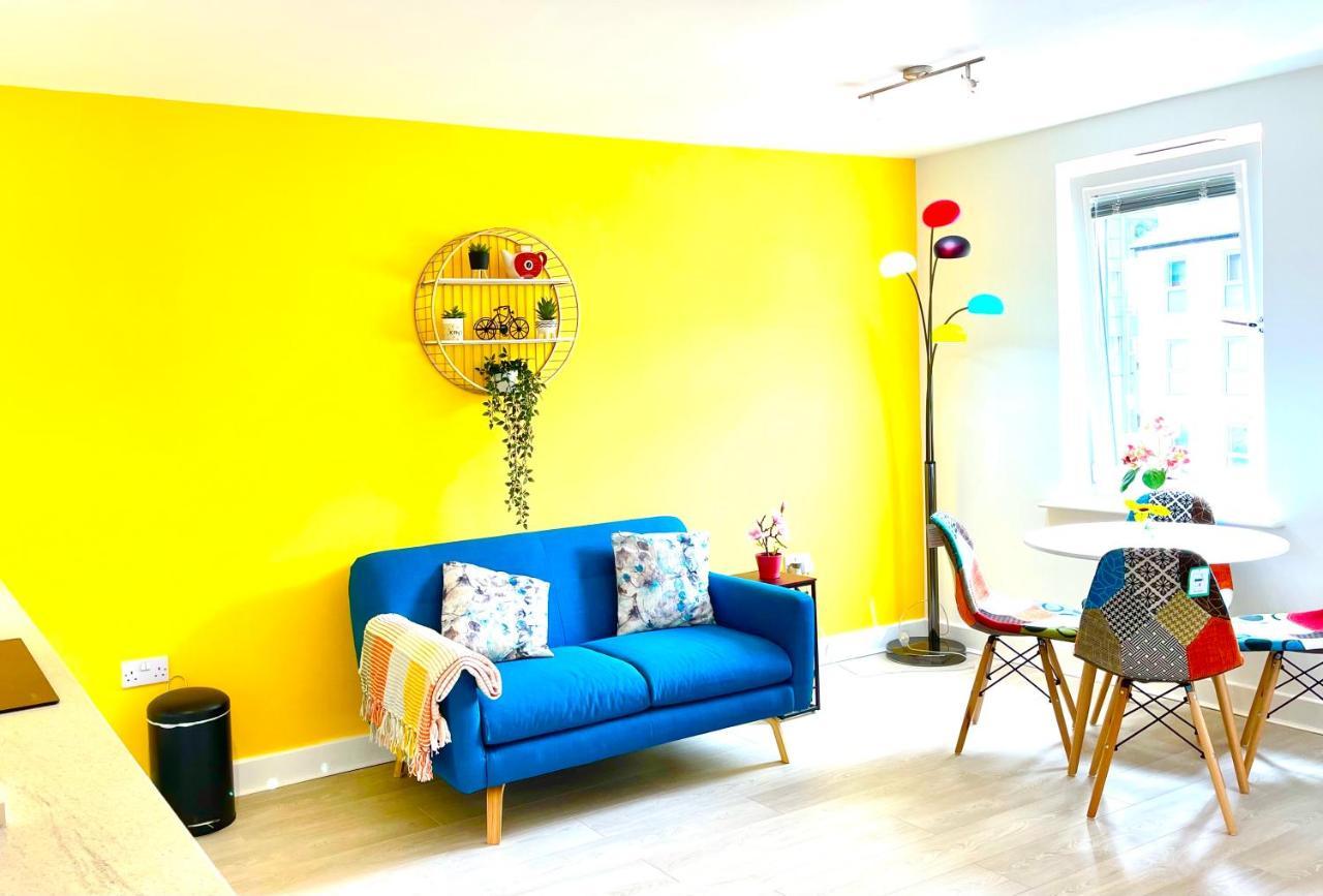 Апартаменты Modern Townhouse, Sleeps 4 With Parking Вэйкфильд Экстерьер фото