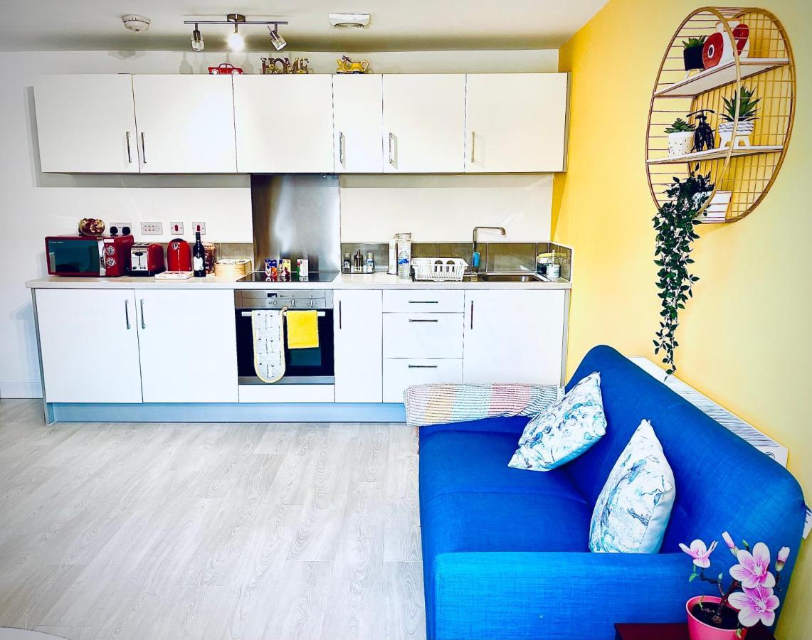 Апартаменты Modern Townhouse, Sleeps 4 With Parking Вэйкфильд Экстерьер фото
