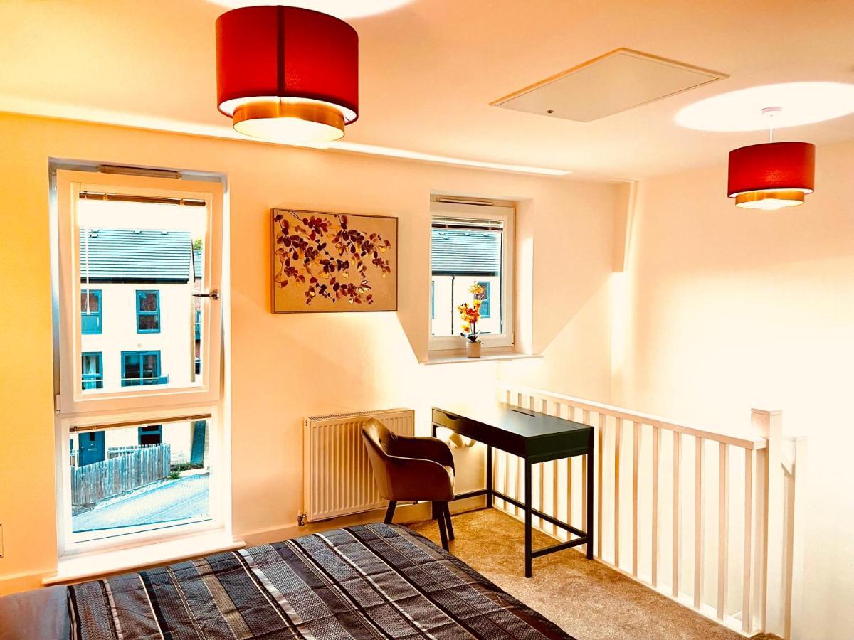 Апартаменты Modern Townhouse, Sleeps 4 With Parking Вэйкфильд Экстерьер фото