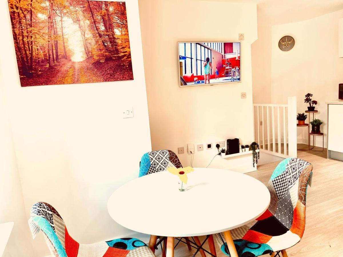 Апартаменты Modern Townhouse, Sleeps 4 With Parking Вэйкфильд Экстерьер фото