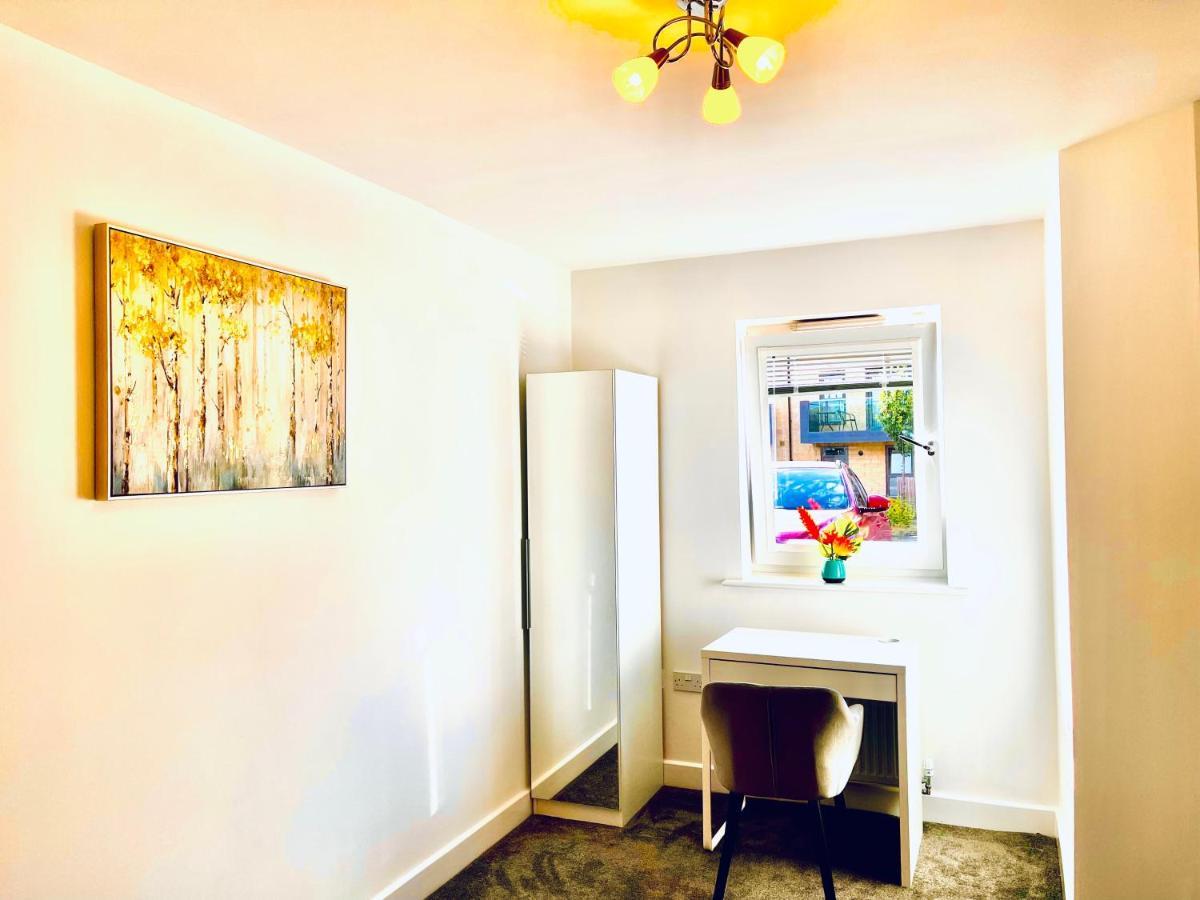 Апартаменты Modern Townhouse, Sleeps 4 With Parking Вэйкфильд Экстерьер фото