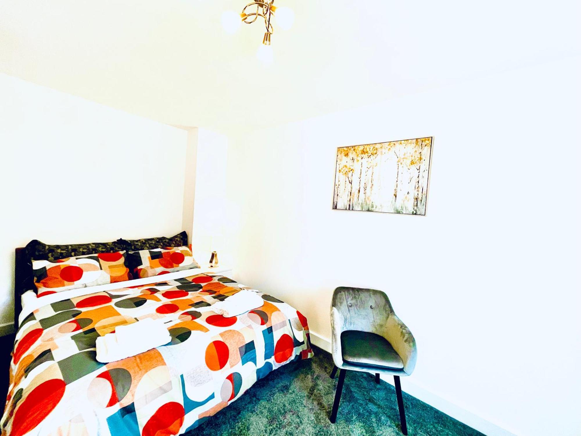Апартаменты Modern Townhouse, Sleeps 4 With Parking Вэйкфильд Экстерьер фото