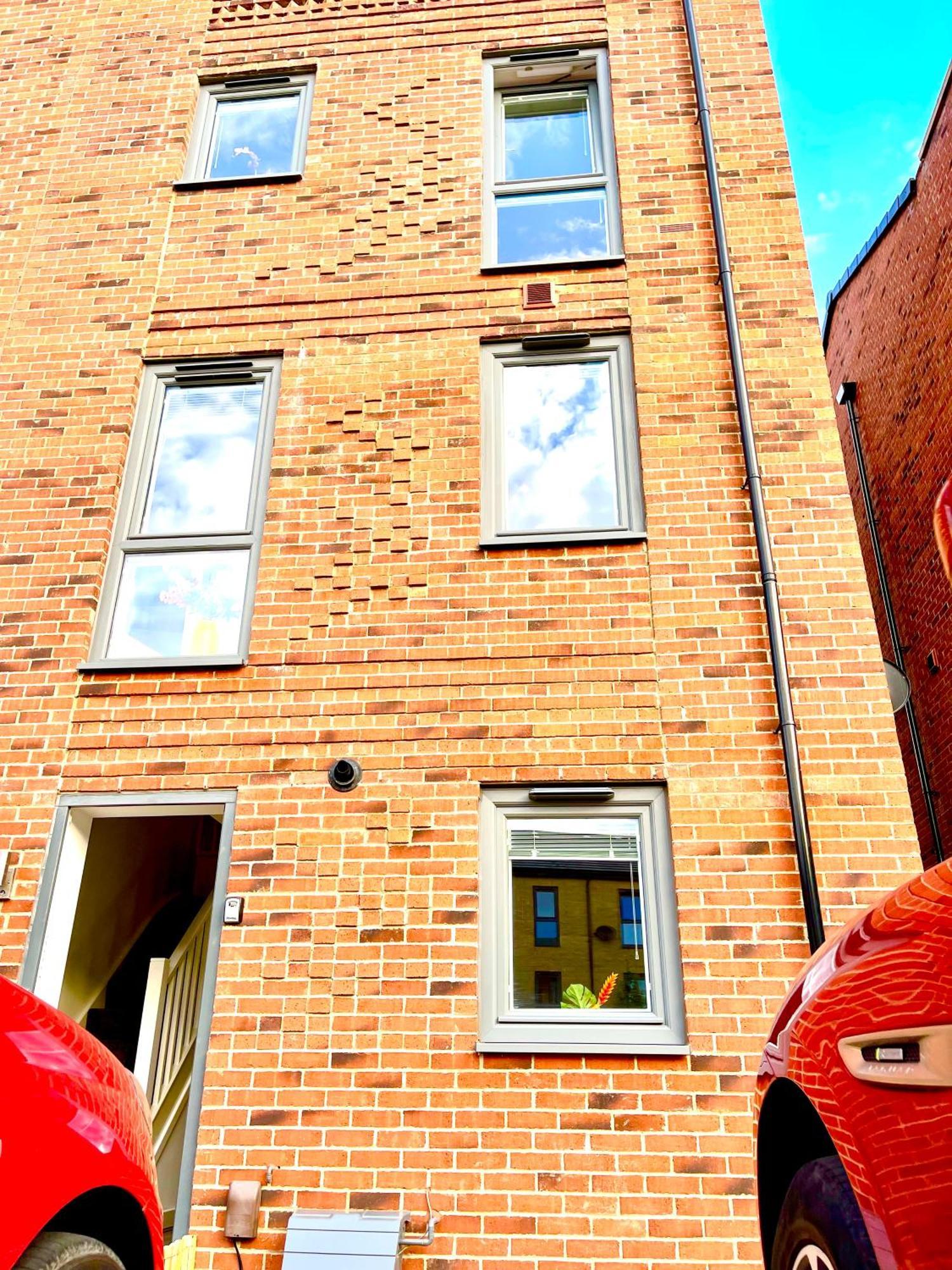 Апартаменты Modern Townhouse, Sleeps 4 With Parking Вэйкфильд Экстерьер фото